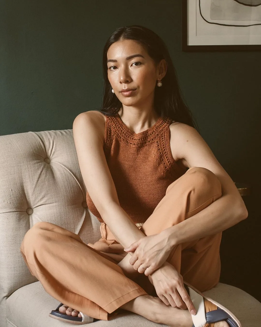 trang phục monochrome đơn sắc màu be án đan móc quần vải
