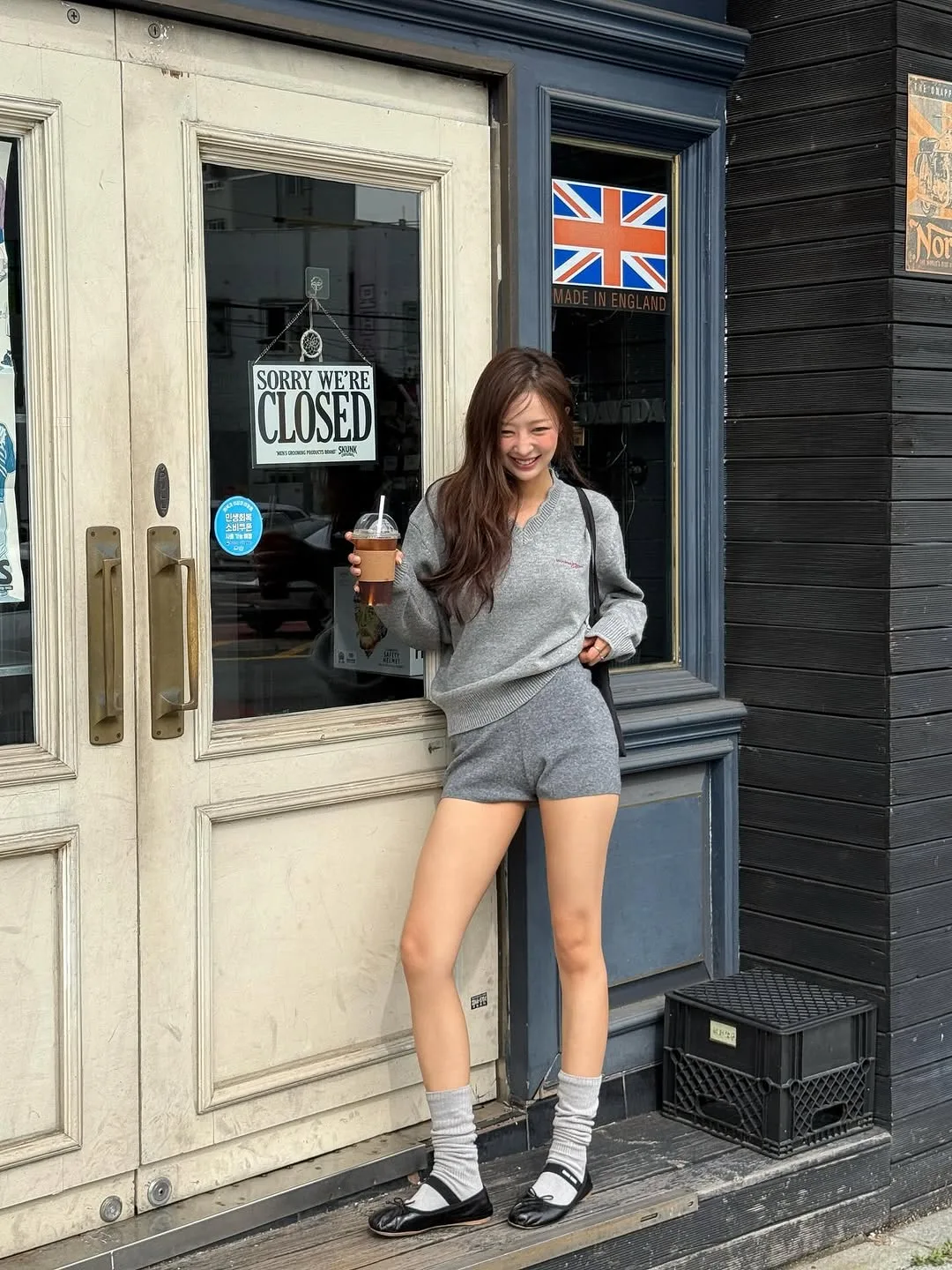 jisoo39 diện áo len xám