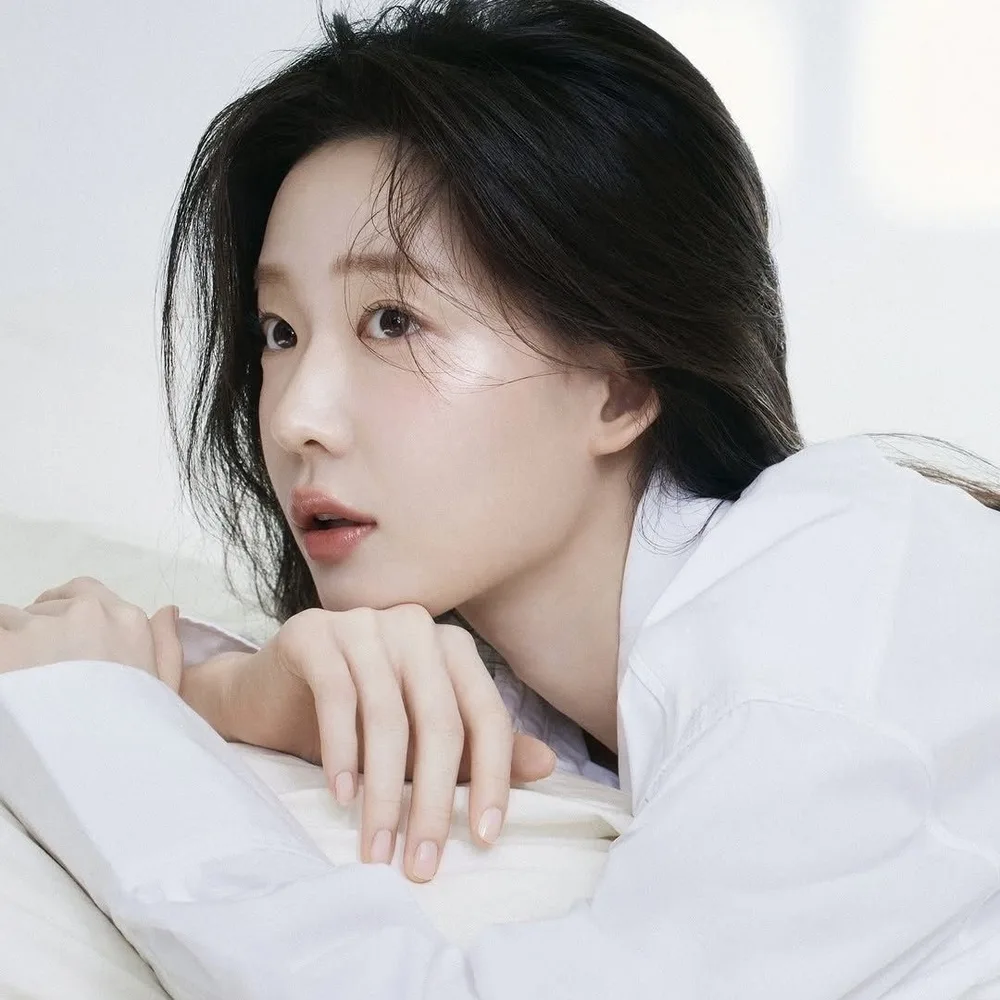 Cô gái với làn da căng mướt nhờ dưỡng ẩm bằng hyaluronic.