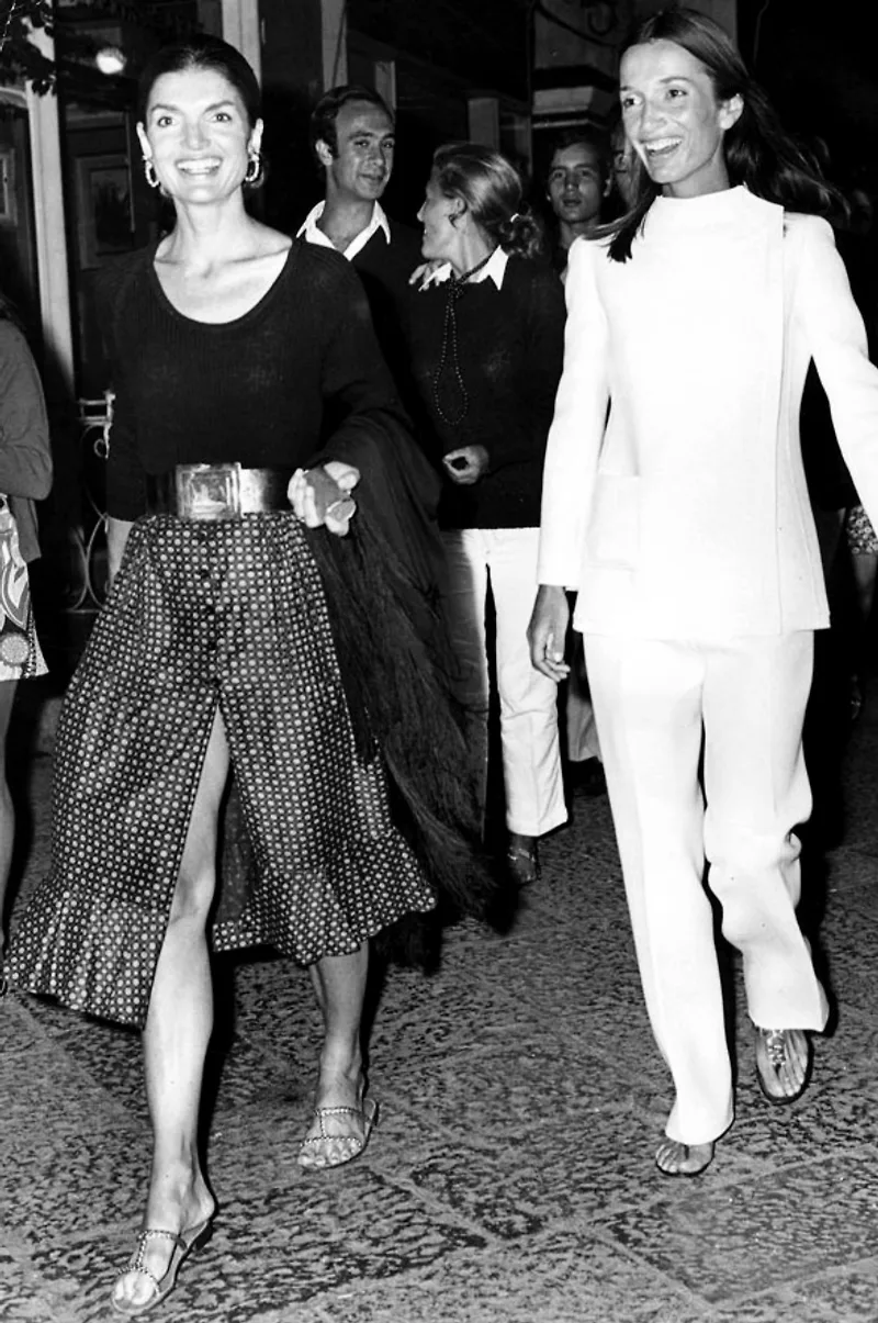 Sự trỗi dậy của xu hướng ''60s sandals'' lấy cảm hứng từ biểu tượng thời trang Jackie Kennedy Sự trỗi dậy của xu hướng ''60s sandals'' lấy cảm hứng từ biểu tượng thời trang Jackie Kennedy