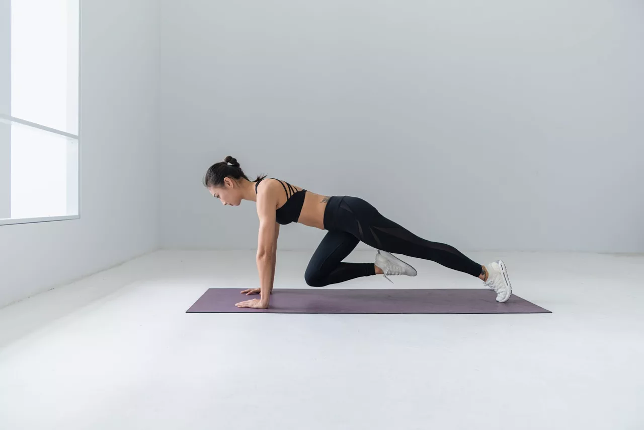 Tập thể dục giảm mỡ bụng-Cô gái thực hiện động tác plank đi bộ trên thảm. cô gái thực hiện động tác plank để giảm mỡ bụng
