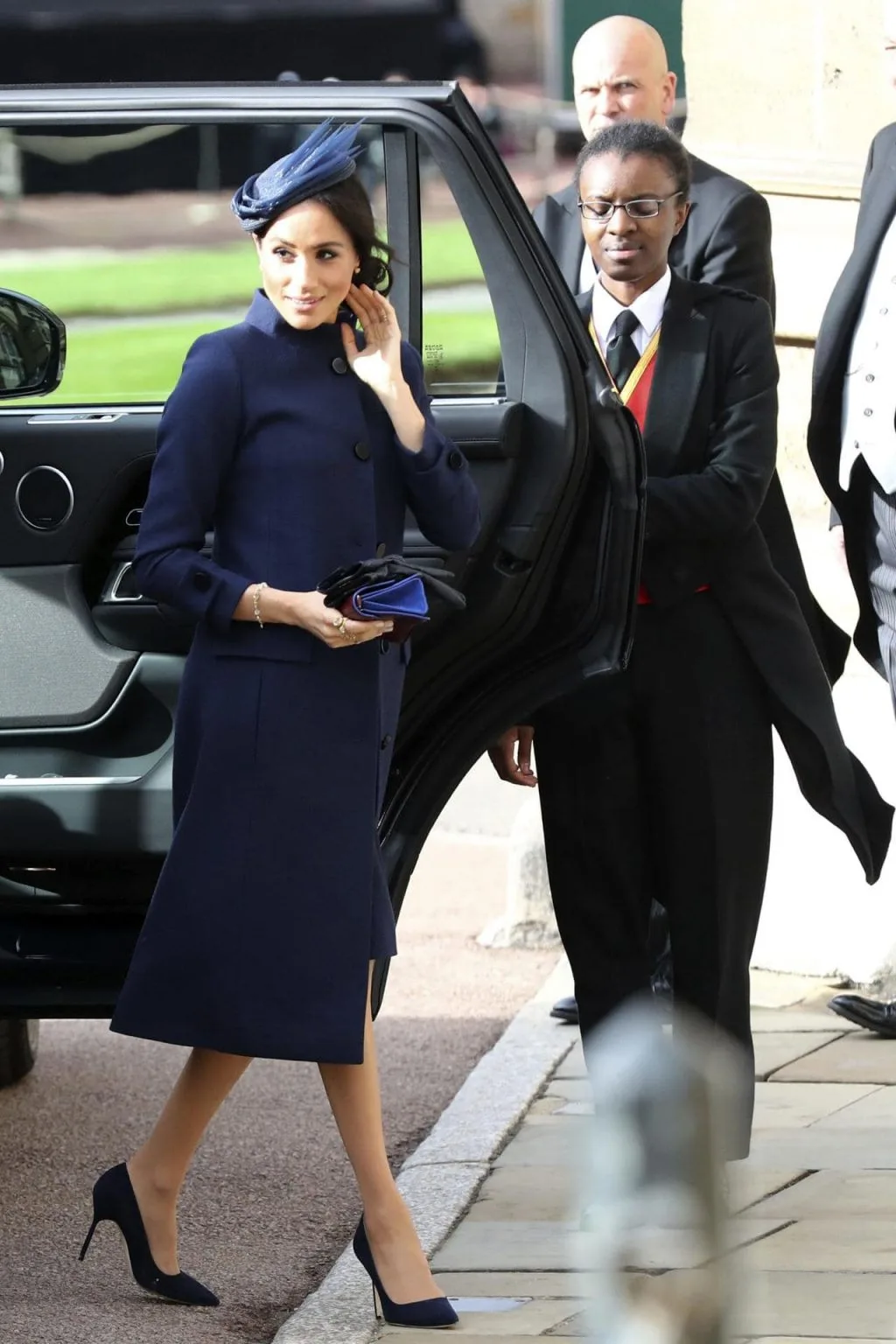 công nương meghan markle mặc đầm bầu màu xanh navy