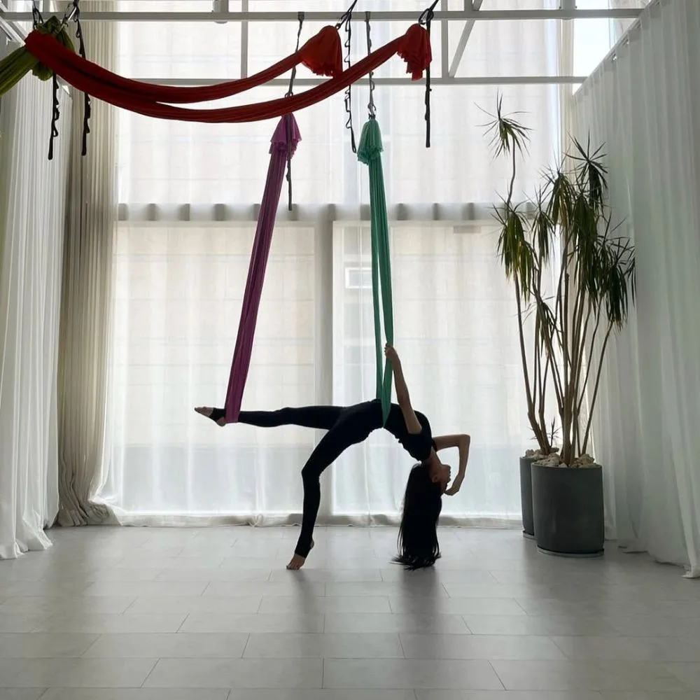 roh jeong eui đang tập yoga aerial yoga