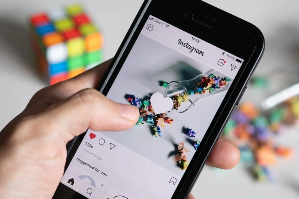 bàn tay nhấn yêu thích instagram