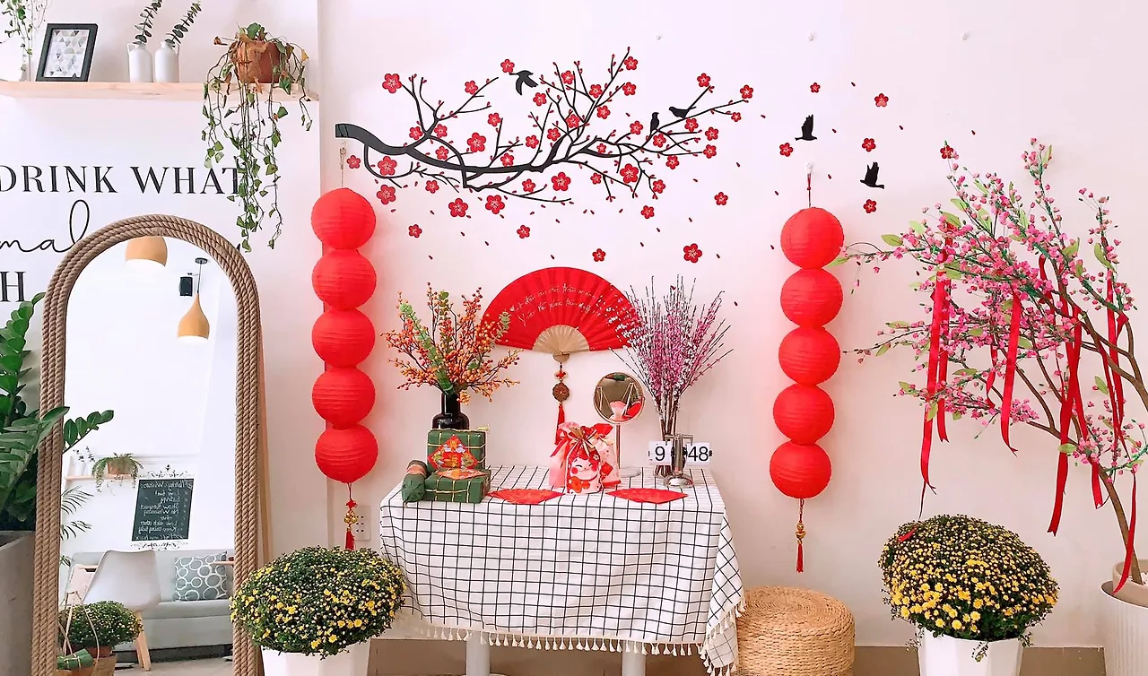Quán cà phê trang trí màu đỏ dịp Tết