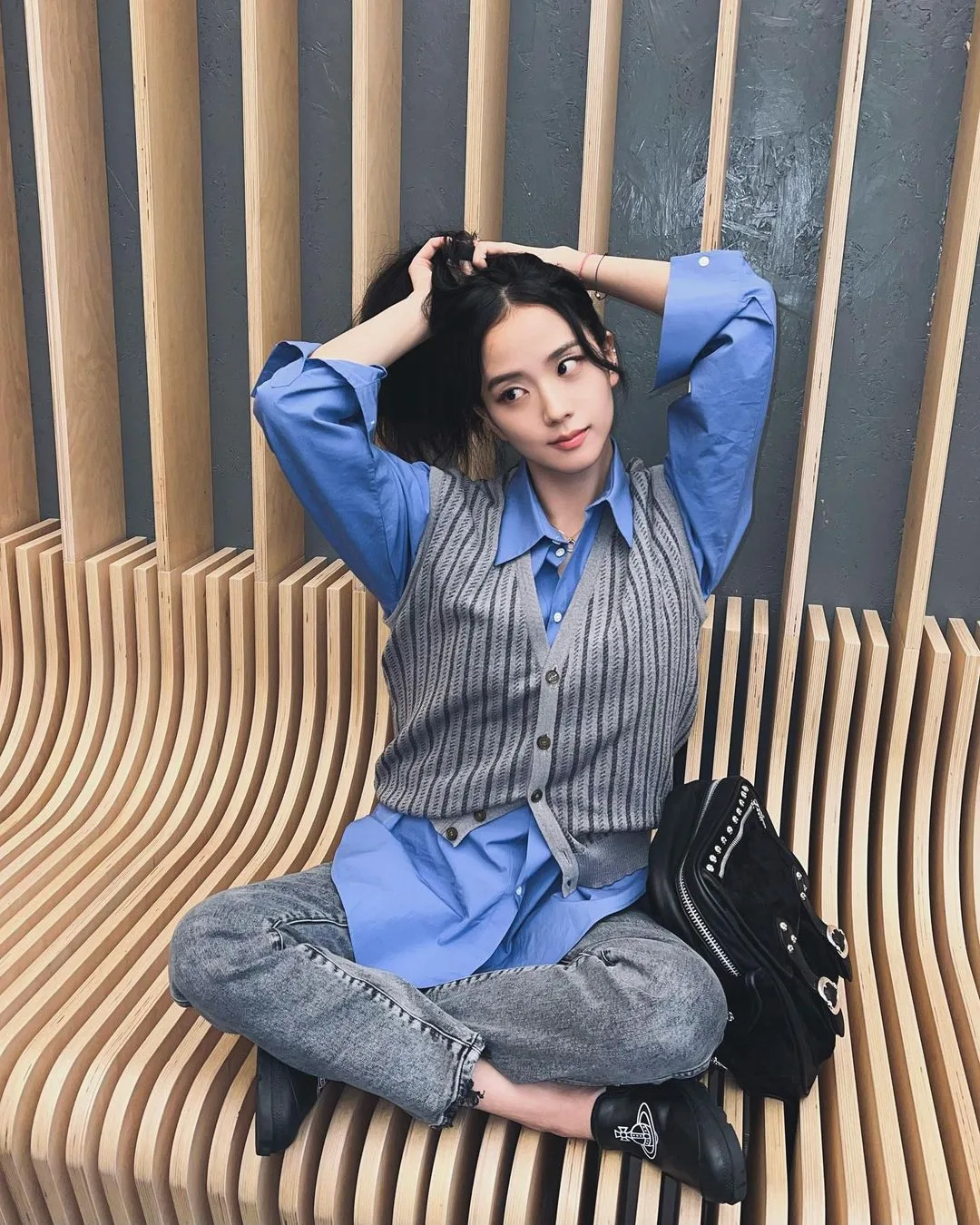 jisoo diện áo gile cùng sơ mi xanh