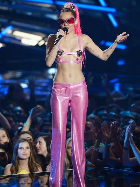 Miley Cyrus mặc underboob - Hot trend áo khoe chân ngực - ELLE VN