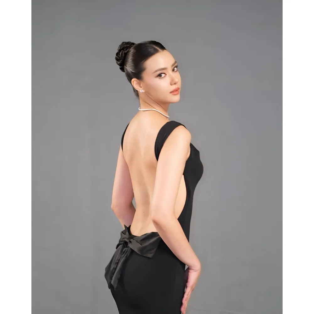 Hoa hậu Hoàn vũ Thái Lan 2020 Amanda Obdam khoe tấm lưng mịn màng.