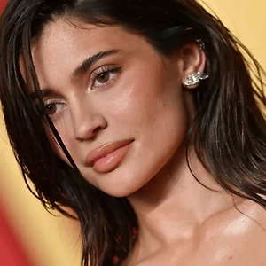 Mê mẩn các mẫu nail chấm bi được Kylie Jenner và loạt IT Girl lăng xê mùa Hè 2025