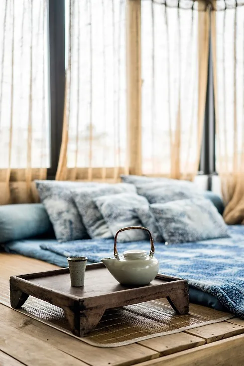 Nữ chủ nhân thích sưu tập các món đồ, vật dụng của người dân tộc thiêu số vì chị cho rằng chúng mang cái đẹp của đời sống, vừa có tính công năng, vừa có tính thẩm mỹ và kể những câu chuyện thú vị về đời sống và văn hóa.