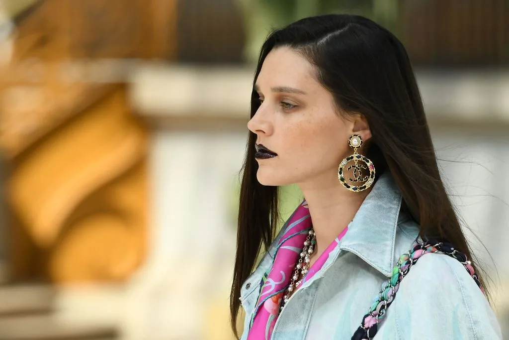 người mẫu trang điểm son môi màu đen trong show diễn của Chanel Cruise 2020 người mẫu trang điểm son môi màu đen trong show diễn của Chanel Cruise 2020
