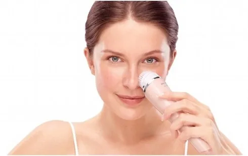 Sử dụng máy rửa mặt hiện đang rất được bạn gái ưa chuộng vì khả năng làm sạch sâu và những tiện ích kèm theo của máy dành cho da