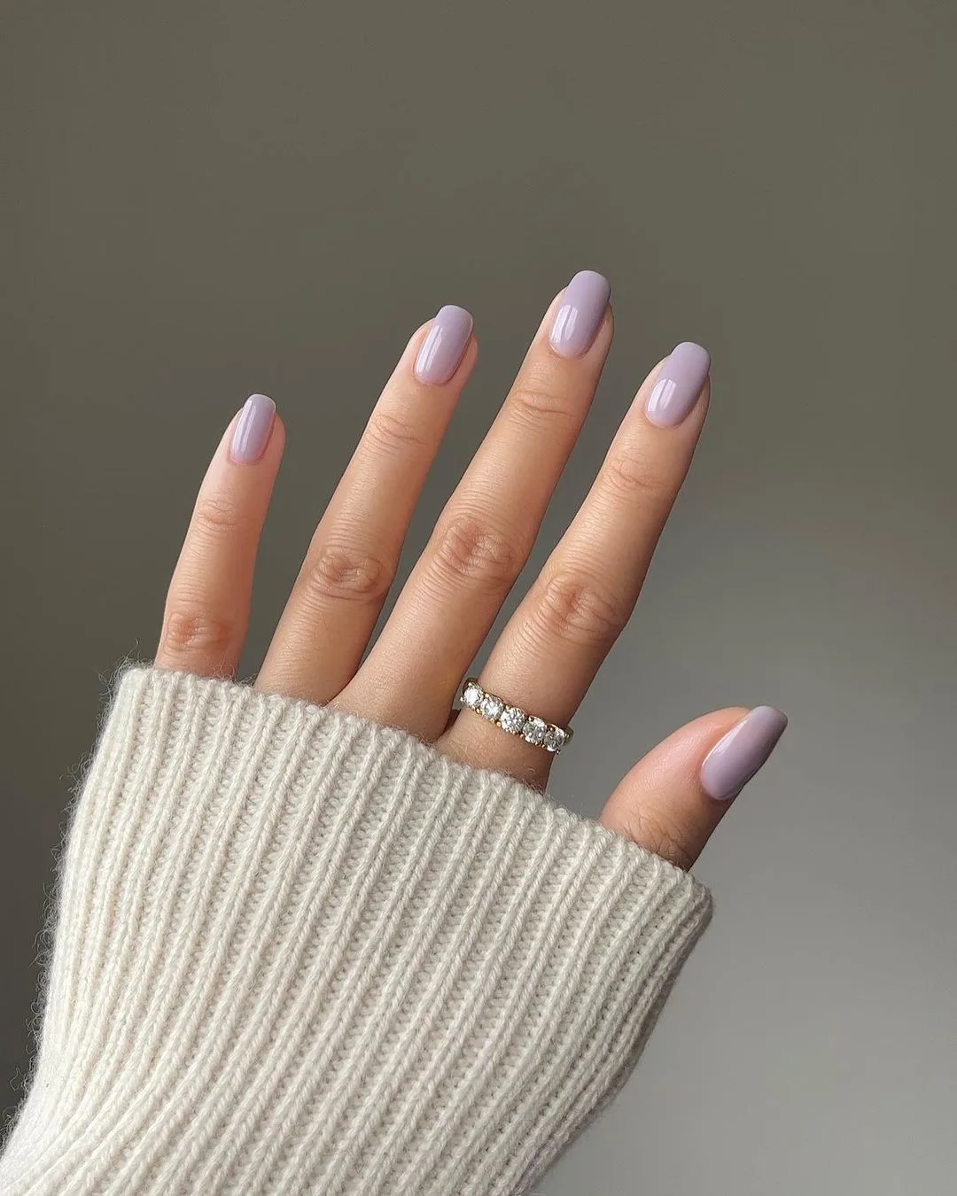 Móng tay sơn màu tím pastel