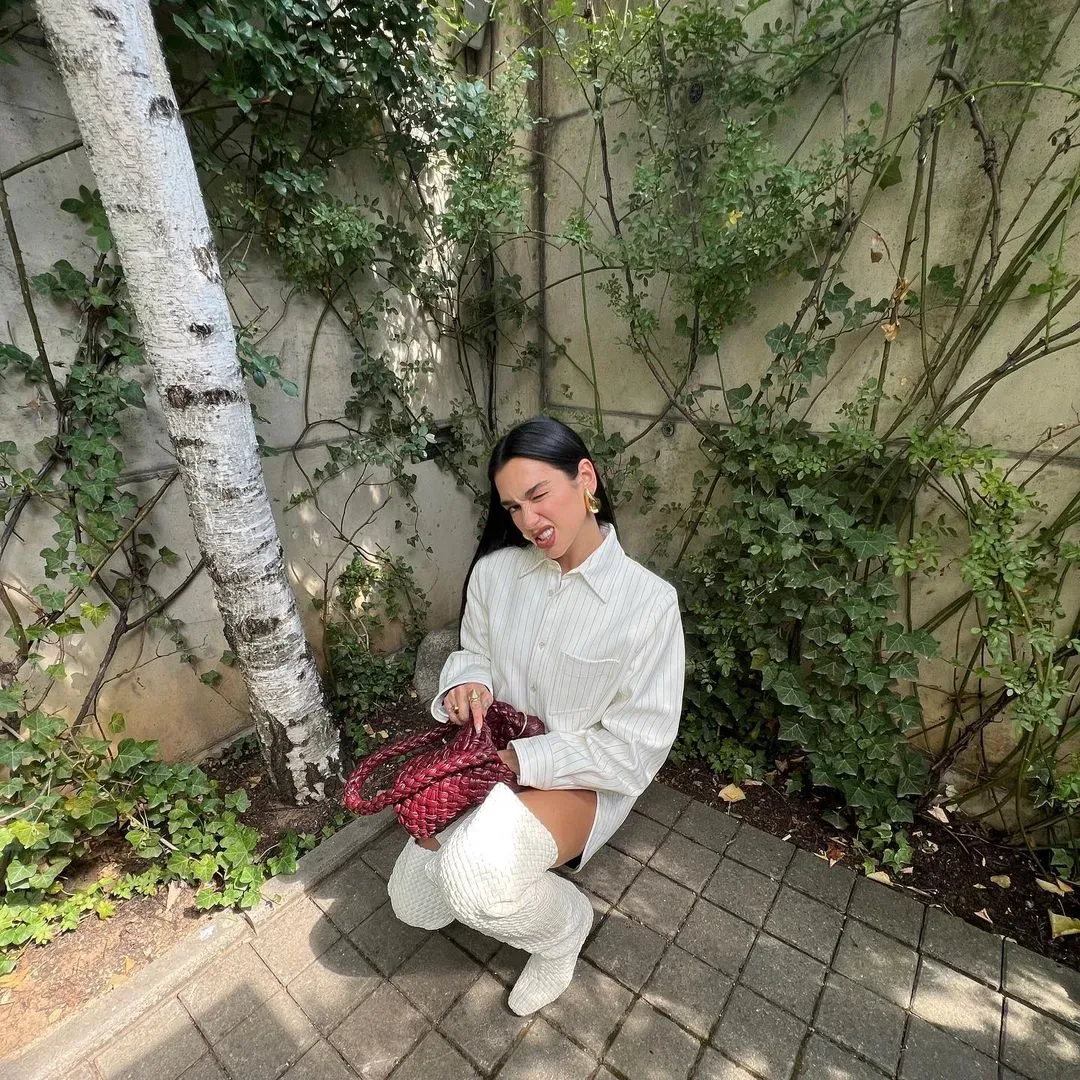 Dua Lipa và túi bottega