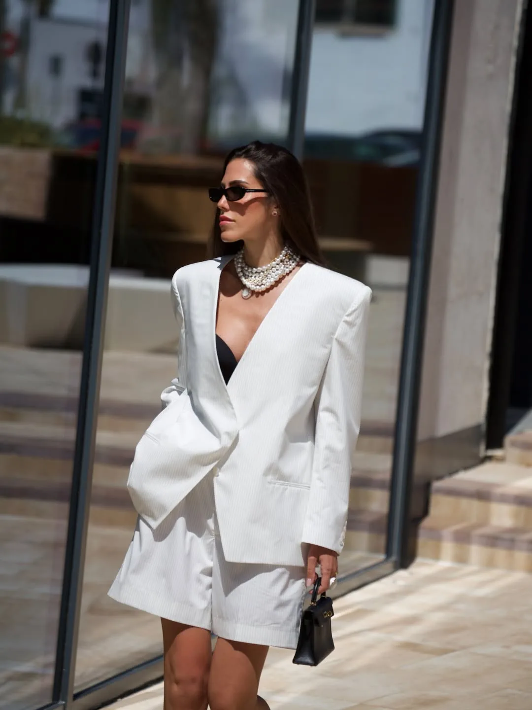 Khi suit bắt cặp cùng quần shorts đồng chất liệu năng động, rũ bỏ hoàn toàn định kiến cứng nhắc của dáng áo này.