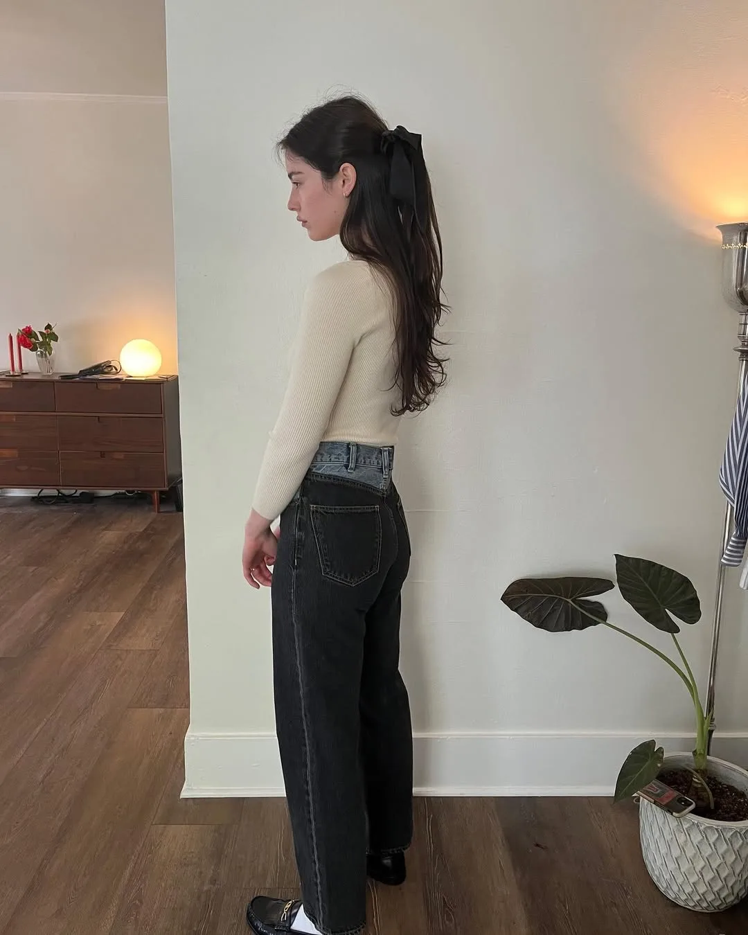 Gracie Abrams diện denim phối cardigan