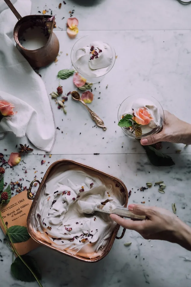 Lưu ý điều gì khi sử dụng mỹ phẩm sạch? Ảnh: Unsplash. Lưu ý điều gì khi sử dụng mỹ phẩm sạch? Ảnh: Unsplash.