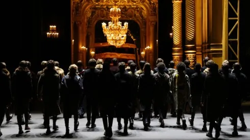 Sân khấu nhà hát trở thành sàn diễn thời trang hoàn hảo cho BST của Dries Van Noten.