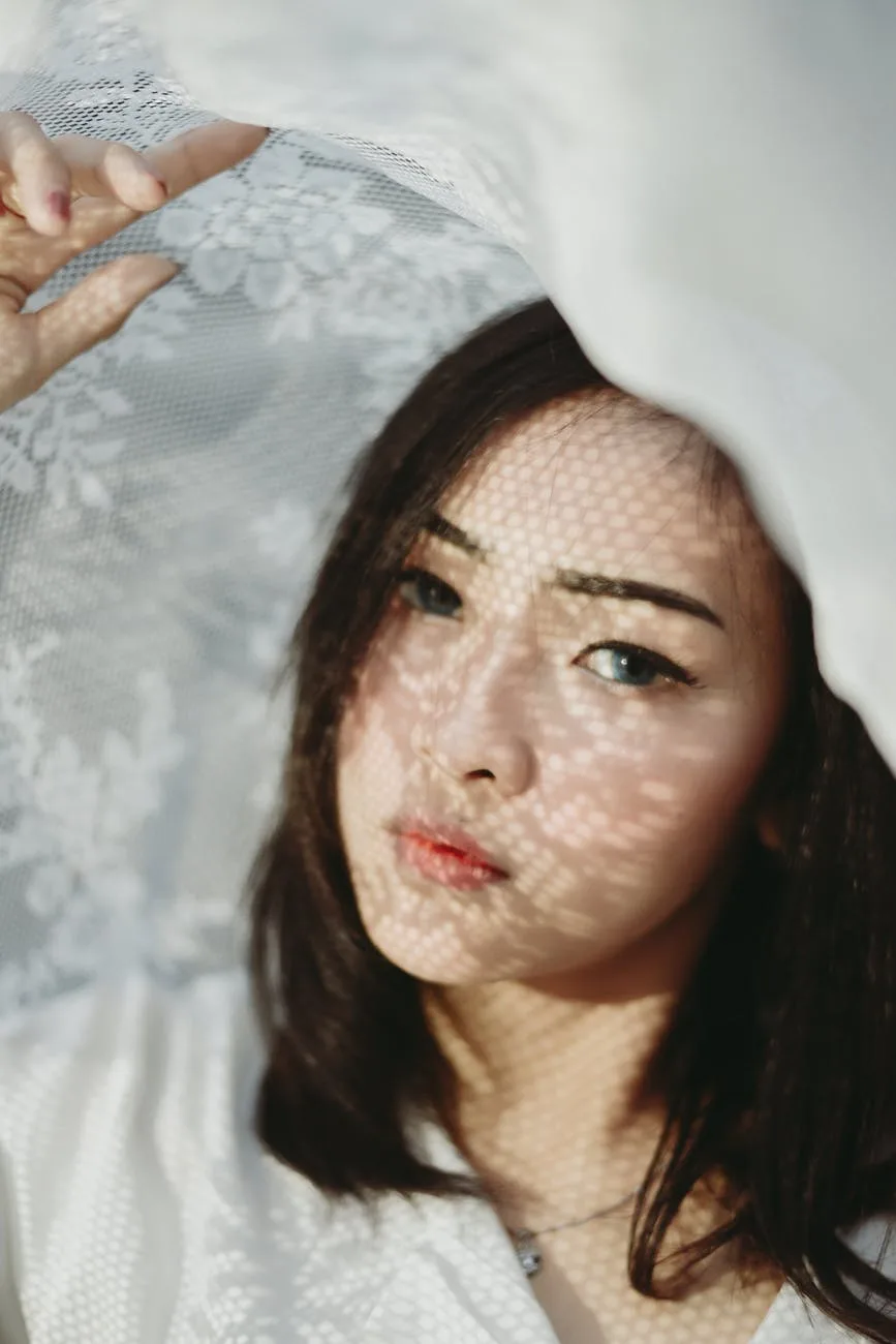 Cạo lông mặt-Cô gái che khăn voan.