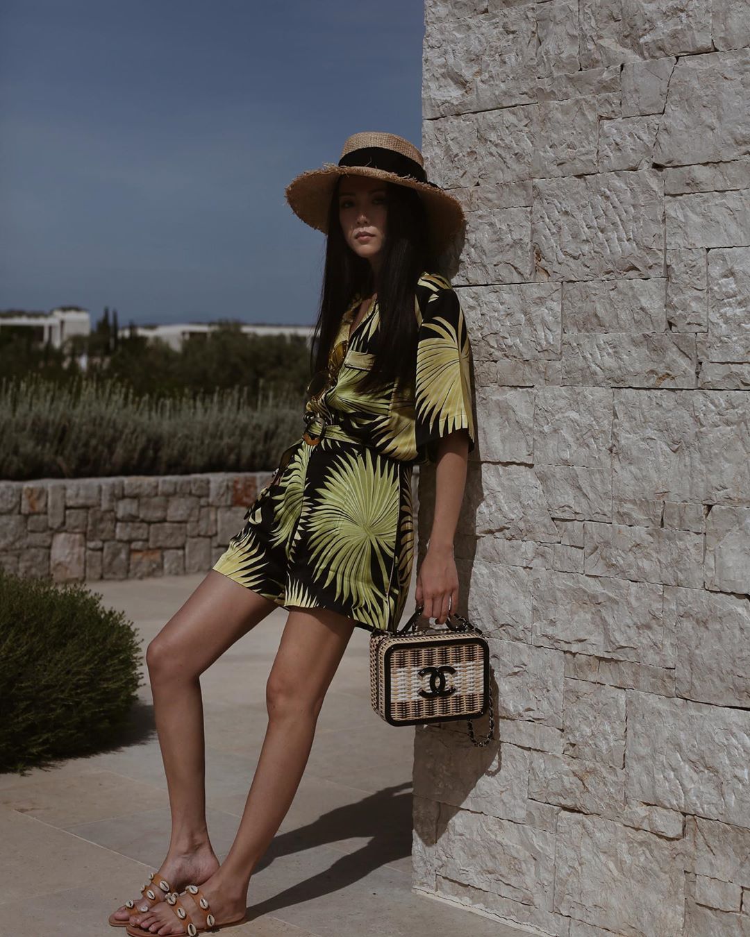 Trang phục mùa Hè với mũ cói và jumpsuits họa tiết
