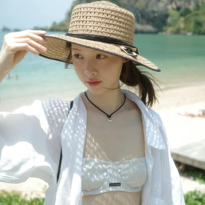 cô gái trang điểm nhẹ nhàng, đội nón rộng vành