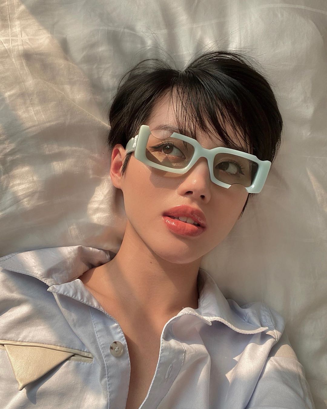 Khánh Linh đeo kính thời trang gọng cách điệu