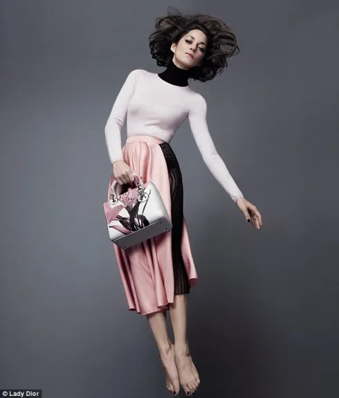 Nữ diễn viên Marion Cotillard trong chiến dịch quảng bá của Dior.