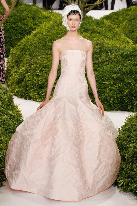 Thiết kế cho BST Haute Couture DIOR Xuân 2013 của Raf Simons. Đây cũng là BST Couture đầu tiên Raf làm cho nhà mốt huyền thoại này.