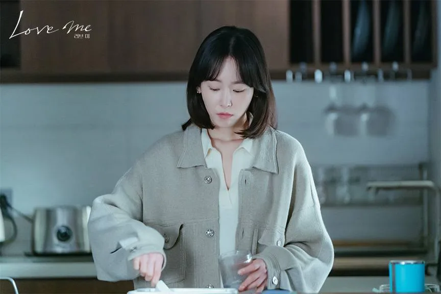 Chiếc áo khoác màu beige đậm chất thời trang thu đông được Seo Hyun Jin diện khá thường xuyên trong bộ phim mới.