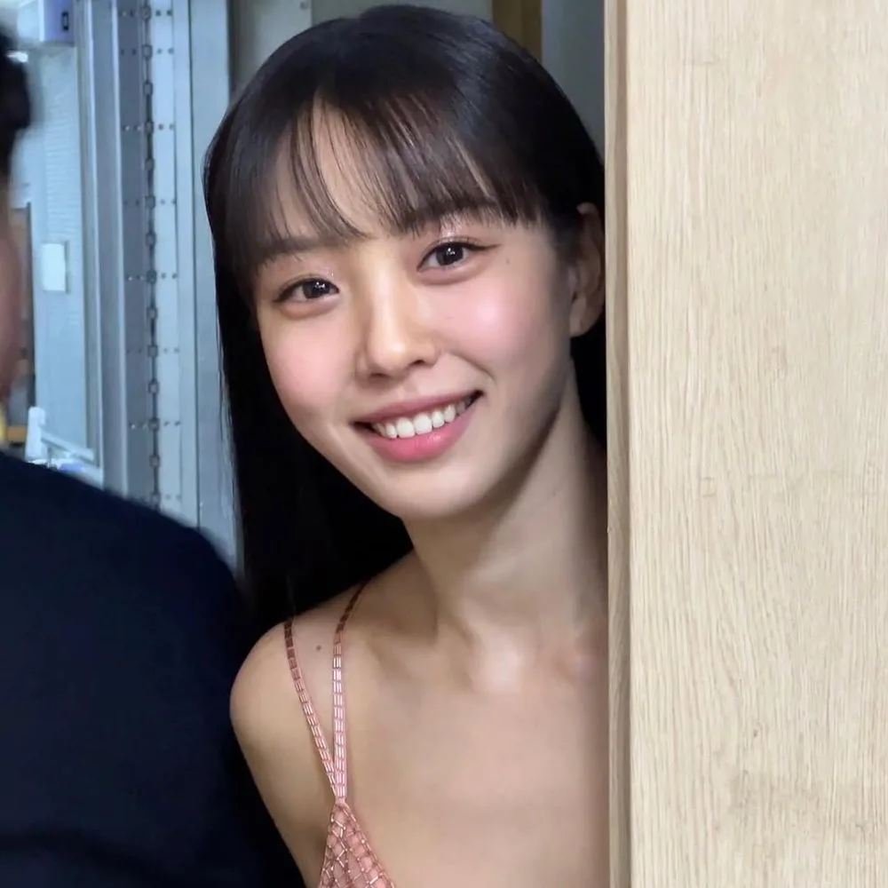 Hình ảnh Go Min Si với tóc mái ngố trẻ trung khi tham gia phim "Mỹ vị yêu đương".