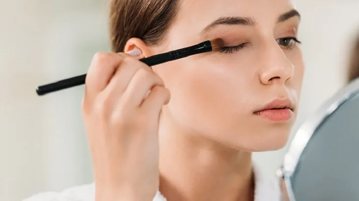 Thoa phấn mắt lên mí mắt trước khi trang điểm để giữ đường eyeliner cho mí mắt dầu lâu hơn