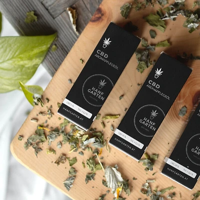 CBD-Ba hộp sản phẩm màu đen.