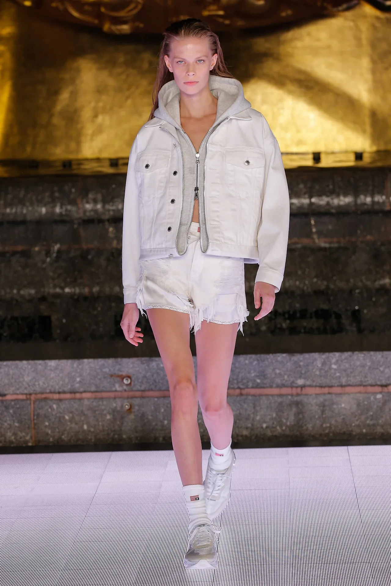 áo khoác lửng và quần shorts