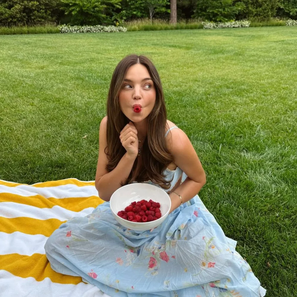 Miranda Kerr tận hưởng bữa ăn lành mạnh ngoài trời với trái cây tươi.