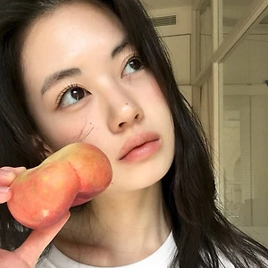 Cô gái cầm quả trái cây