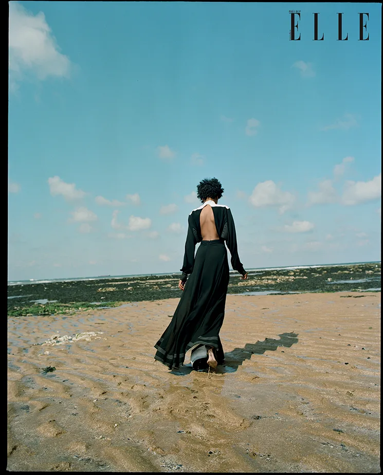 bộ ảnh 5 cô gái mặc đầm hở lưng Givenchy đi trên cát