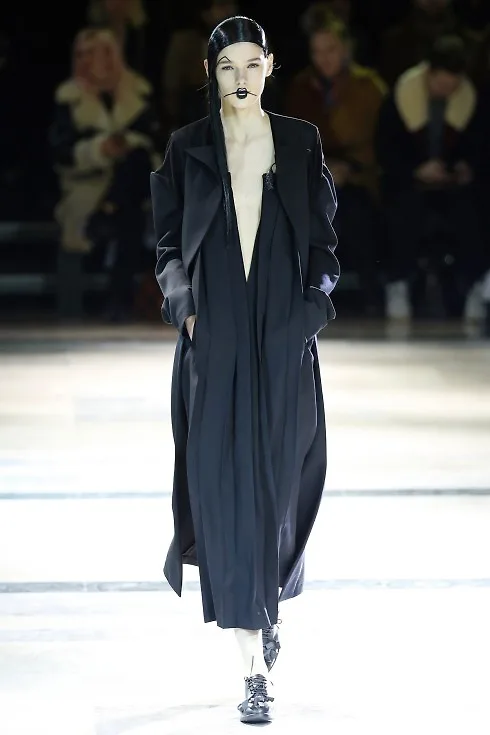 Mầu đen chủ đảo của BST Thu-Đông của Yohji Yamamoto