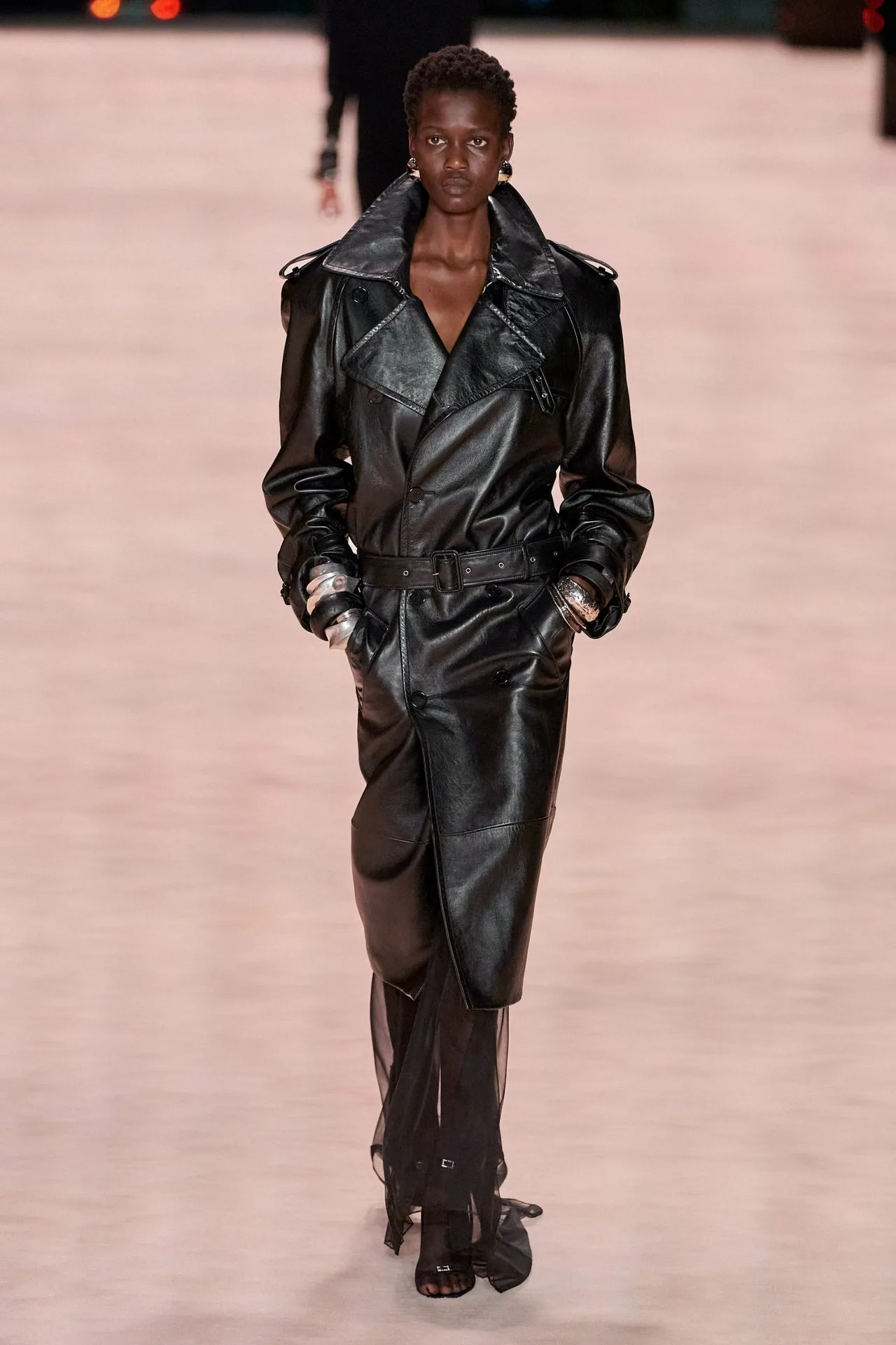 Saint Laurent ready-to-wear mùa Đông 2022 Look 2