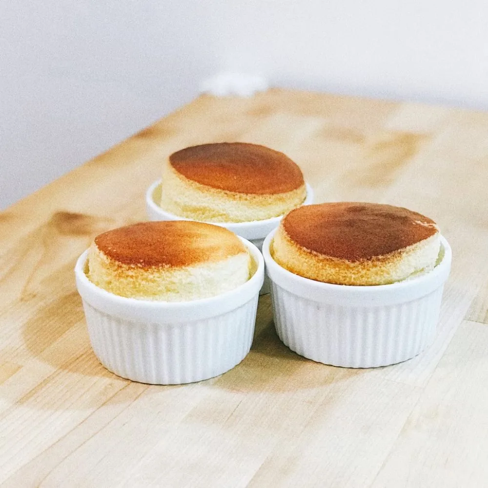 Hình ảnh bánh soufflé mềm mịn.