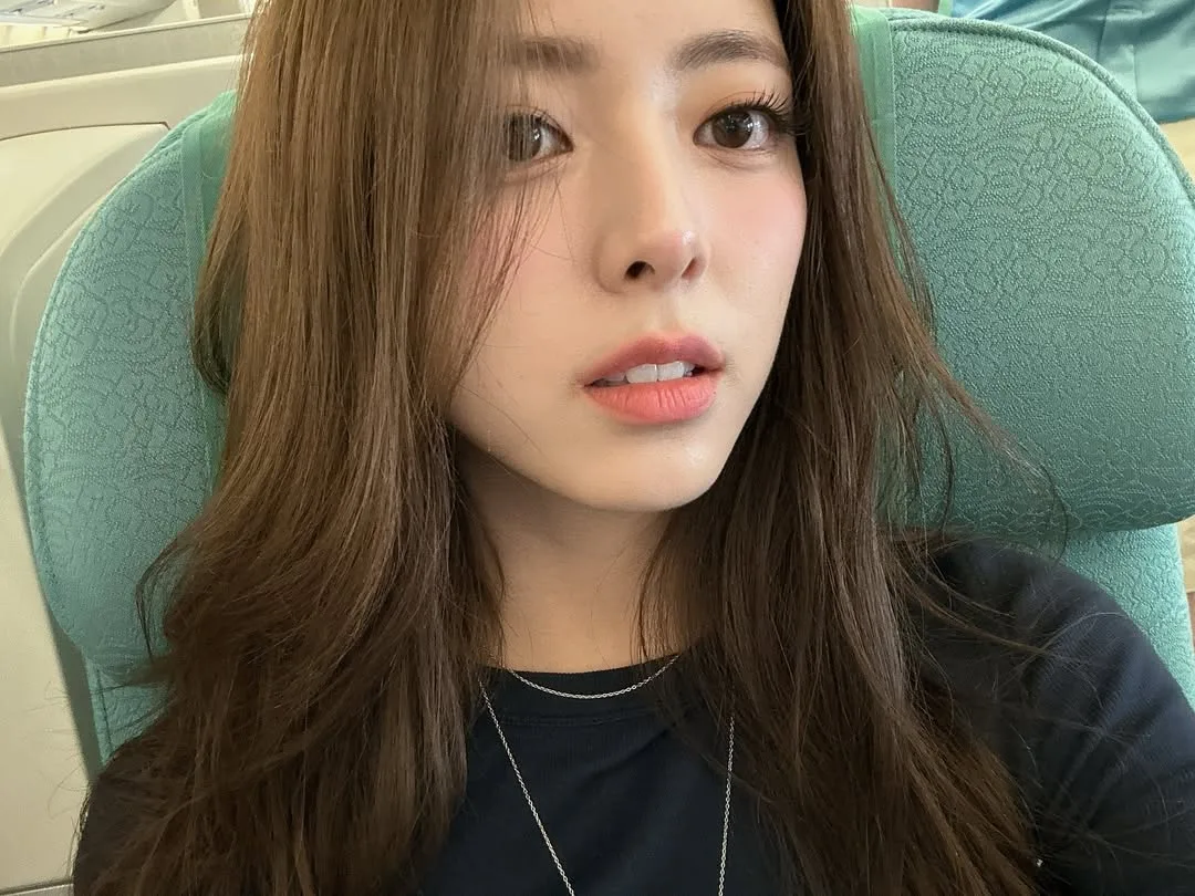 Yuna Itzy mặc áo đen selfie da đẹp
