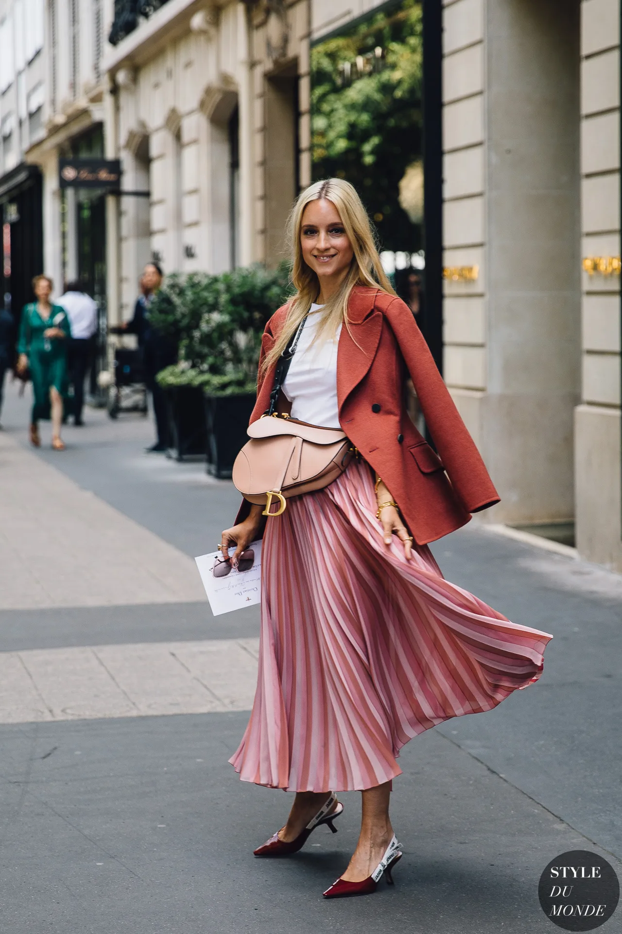 Street style xinh xắn với chân váy midi xếp ly