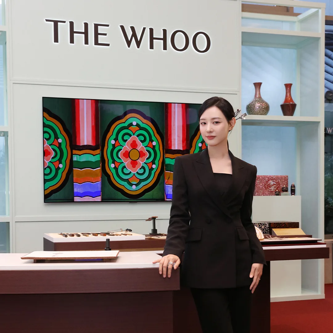 Nữ diễn viên Hàn Quốc Kim Ji Won tạo dáng tại quầy mỹ phẩm The WHOO.