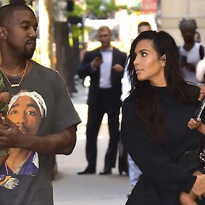 Kim Kardashian mong mỏi sự ra đời của cặp song sinh đặc biệt