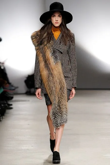 ao-khoac-long-thu-furry-stole-at-Creatures-of-the Wind-b