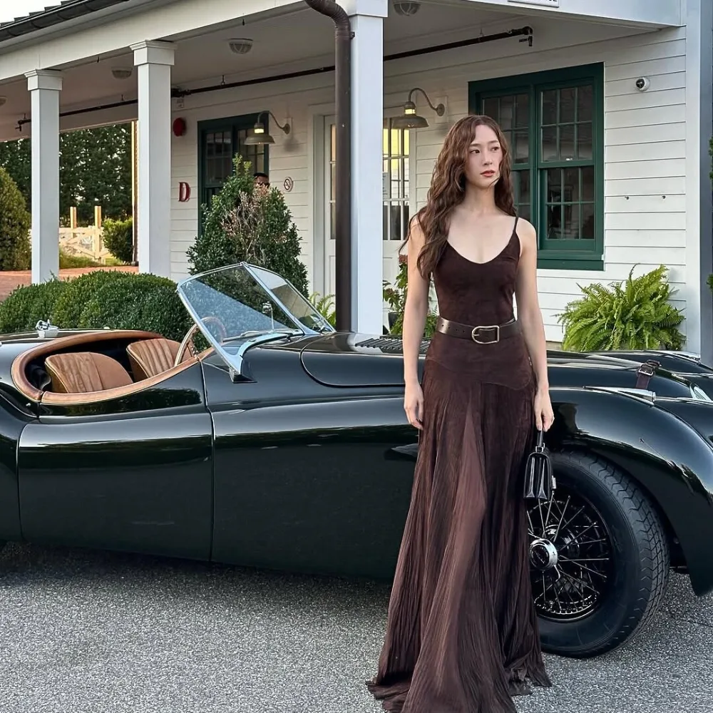 Krystal Jung mang đầm dài đứng bên siêu xe