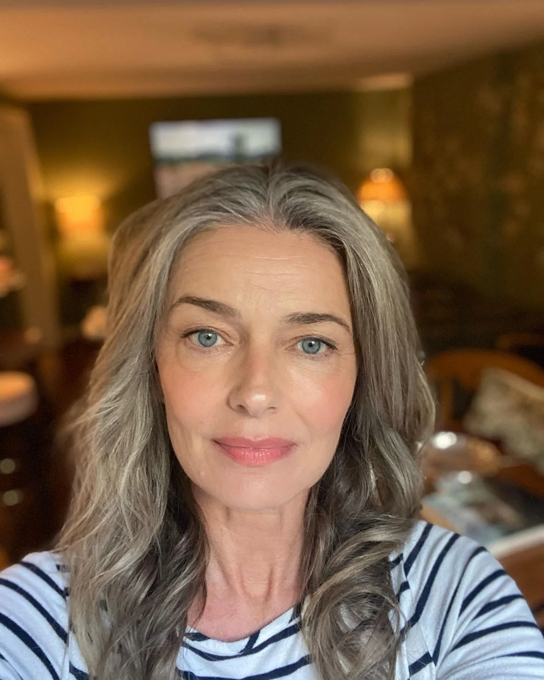 Paulina Porizkavo với làn da sáng khỏe. Siêu mẫu Paulina Porizkavo selfie với làn da sáng khỏe.