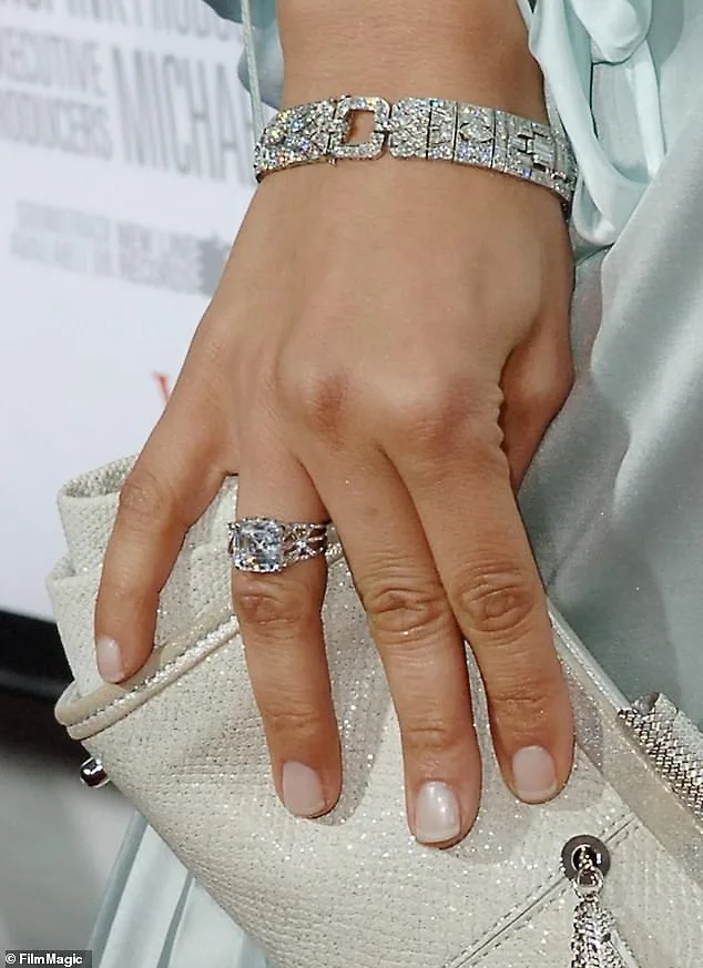 nhẫn đính hôn kim cương jennifer lopez