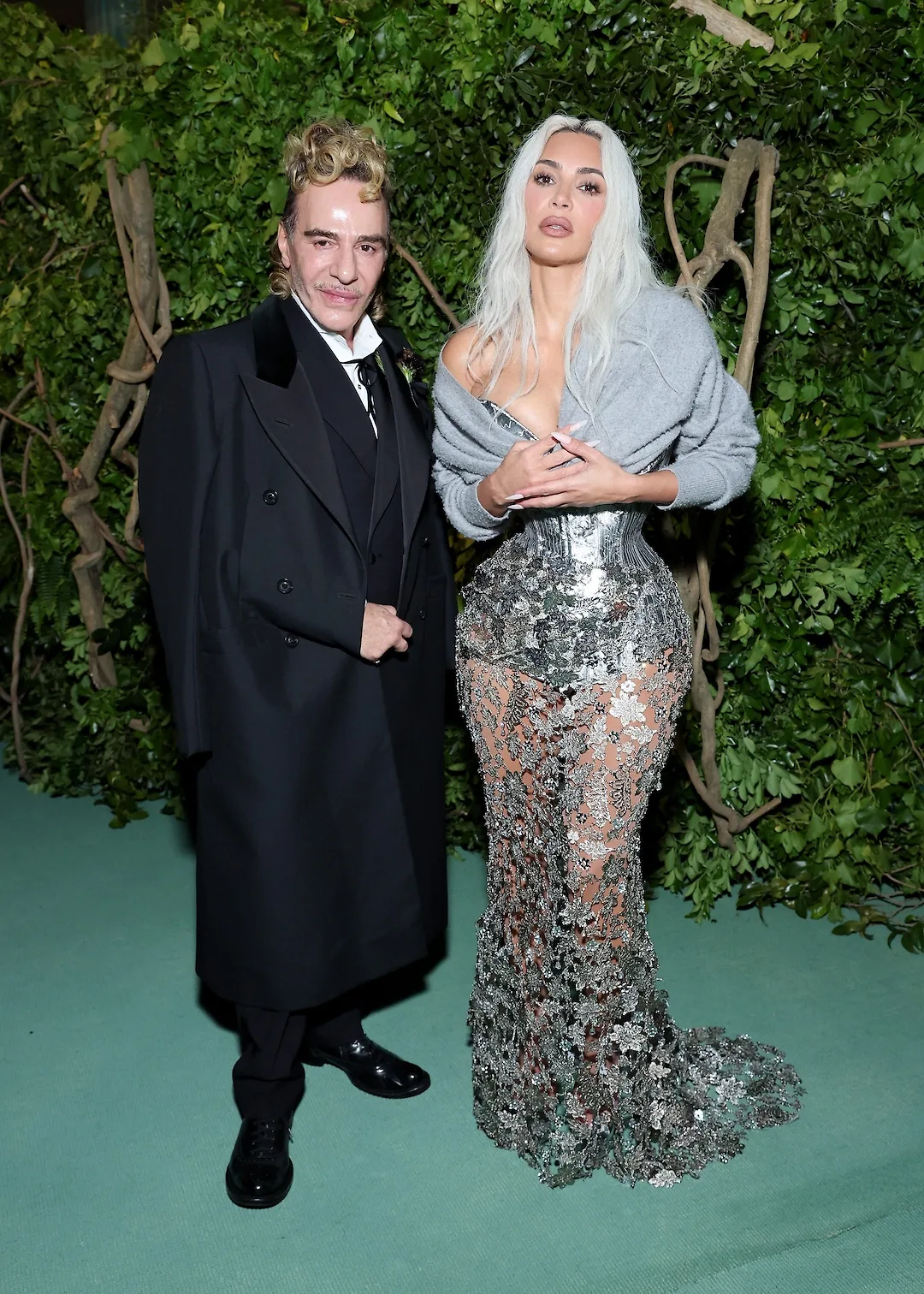 John Galliano xuất hiện cùng Kim Kardashian trong thiết kế haute couture mang dấu ấn Maison Margiela tại Met Gala 2024