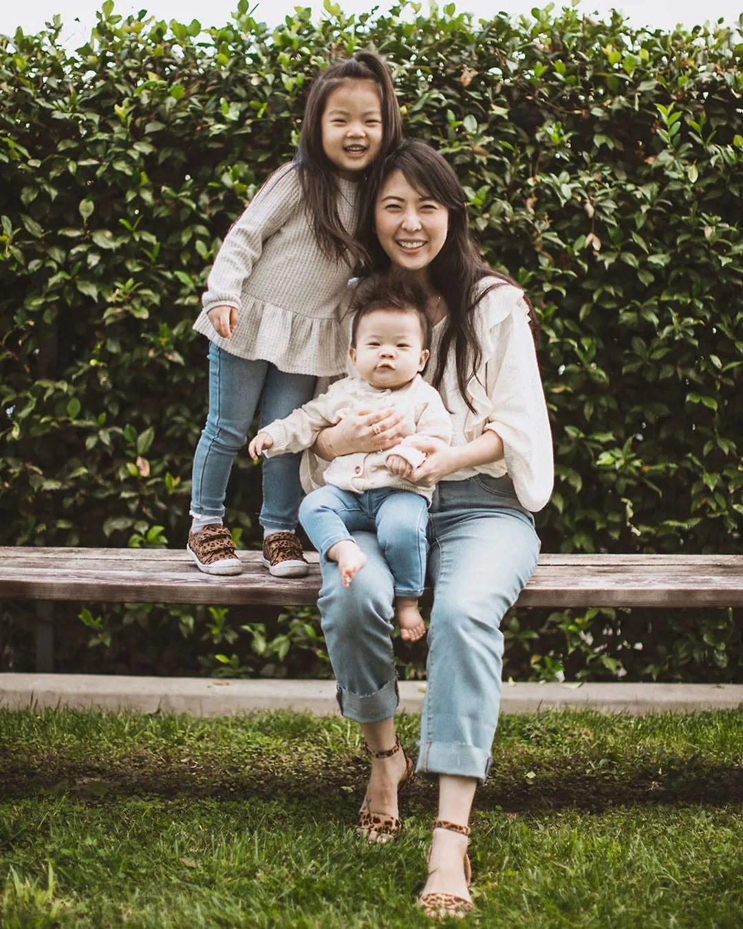 Laura Izumikawa mặc trang phục ở nhà áo sơ mi trắng và quần jeans