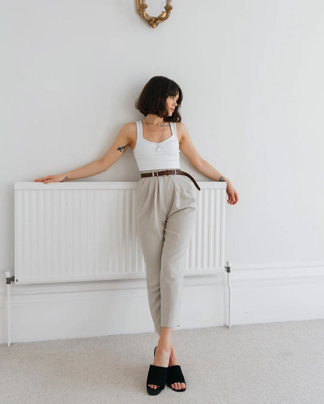 áo tank top trắng quần baggy xám thắt lưng nâu